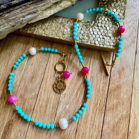 Unikatowy naszyjnik łączący w sobie cztery wyjątkowe kamienie: turkus, agat w intensywnym odcieniu fuksji, klasyczne perły oraz hematyt