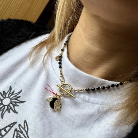 Ochrona, klasa i elegancja - Magiczny naszyjnik a'la różaniec Onyks, hematyt, perła, czerwona nitka chroniąca od uroków