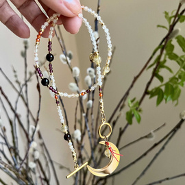 Stabilność, bezpieczeństwo materialne, satysfakcja z życia zawodowego. Naszyjnik z księżycem LUNA, kamienie naturalne, czerwona nitka chroniąca od uroków