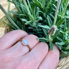 Złota perła - pierścionek z kamieni