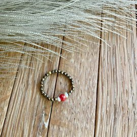 Hematyt z perłą i czerwoną kuleczką - pierścionek z kamieni