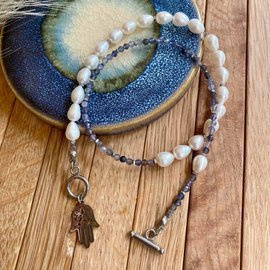 Naszyjnik z pereł i tanzanit, zawieszka Hamsa