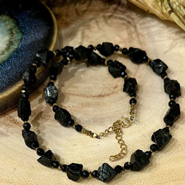 Czarny turmalin naturalne bryłki, naszyjnik z kamieni naturalnych