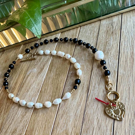 Zaufanie&Obfitość&Spokój&Ochrona - Spinel, Onyks, Perła, Hematyt, Serce i czerwona nitka chroniąca od uroków - ręczenie robiony naszyjnik z kamieni naturalnych