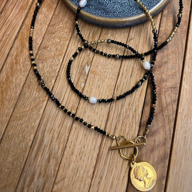 Olśniewający długi naszyjnik z czarnych kryształków i hematytów z monetą oraz perłą
