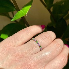 Fioletowa cyrkonia z zoistem - pierścionek z kamieni