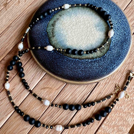 Długi naszyjnik, szyk i elegancja - onyks, perła, hematyt