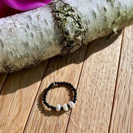 Czarny spinel 3 perły - pierścionek z kamieni naturalnych