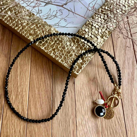 Wzmocnienie, oczyszczenie - Czarny turmalin z perłą, czerwona nitka chroniąca od uroków, perła - naszyjnik z kamieni naturalnych