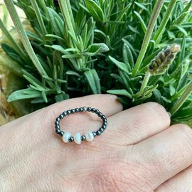 3 perły otulone hematytem - pierścionek z kamieni