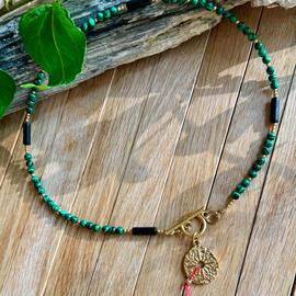 HARMONIA, RÓWNOWAGA, TRANSFORMACJA - ręcznie wykonany naszyjnik z malachitów, pałeczek Onyks, hematyt złoty, kamienie naturalne, czerwona nitka chroniąca od uroków