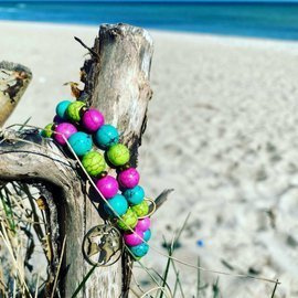 Kolorowe howlity z mapą świata - bransoletka z kamieni naturalnych