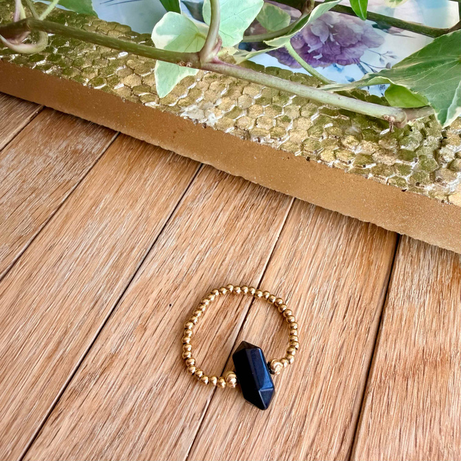 Spokój i Stabilność – pierścionek z naturalnym onyksem