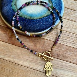 Naszyjnik z kamieni - turmalin HAMSA