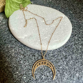 Lunula na łańcuszku - talizman, symbol Kobiecości