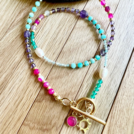 Kolorowy naszyjnik z kamieni półszlachetnych - agat, amazonit, ametyst, cyrkonia, chalcedon i perła.