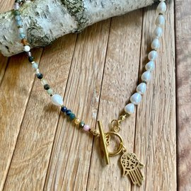 Naszyjnik z pereł i turmalinów, zawieszka Hamsa