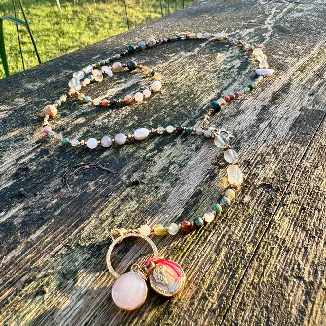 Długaśny, fantastyczny naszyjnik z kamieni naturalnych