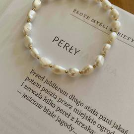 Bransoletka na gumce z pereł - subtelność