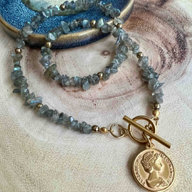 Naszyjnik z kamieni naturalnych, naszyjnik z labradorytów z monetą królowej