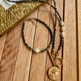 Naszyjnik z hematytów z perłą z cudną zawieszką monetą z królowej, bransoletka do kompletu. Kamienie naturlane