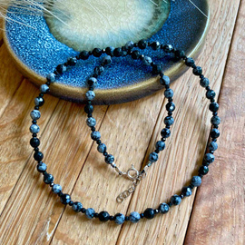 Obsydian śnieżny i spinel - delikatny naszyjnik choker z kamieni naturalnych - Ochrona