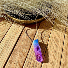 Mulit kolorowy z dobrą energią Kwrac - niebieski z różem - na łańcuszku kamień naturlany