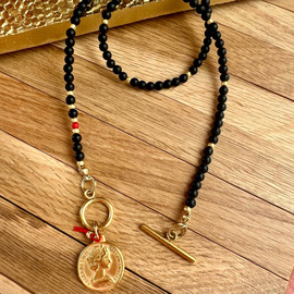 Naszyjnik z kamieni naturalnych - czarne onyksy, czerwona nitka chroniąca od uroków i piękna moneta z królową