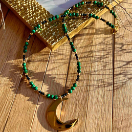 Księżyc, Malachit, spinel i hematyt - ręcznie robiony naszyjnik z kamieni naturalnych - Czerwona nitka chroniąca od uroków