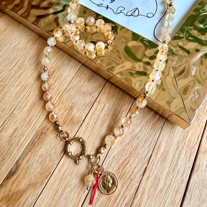 Obfitość, pewność siebie i odwaga - moneta Królowej - naszyjnik z kamieni naturalnych