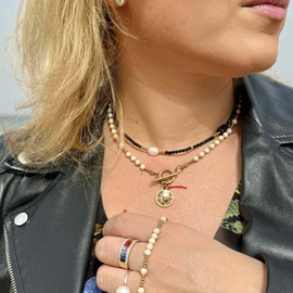 Intuicja plus kompas nada Ci kierunek dokąd zmierzasz, pomoże podjąć decyzję. Ręcznie wykonany naszyjnik kamień rzeczny, kamień intuicji, perła, złote hematyty i czerwona nitka