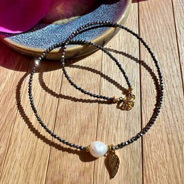 Hematyt z perłą i skrzydłem Anioła - naszyjnik typu choker z kamieni naturalnych