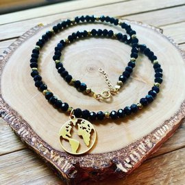 Naszyjnik z czarnych kryształków z zawieszką mapa świata