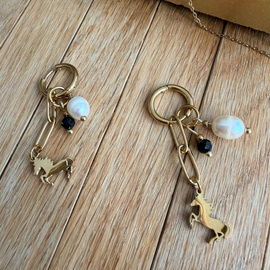 talizman na Rok Konia – czas odwagi, ruchu, niezależności i podążania własną drogą, turmalin, perła, hematyt