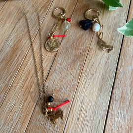 łańcuszek, talizman na Rok Konia – czas odwagi, ruchu, niezależności i podążania własną drogą, turmalin, hematyt